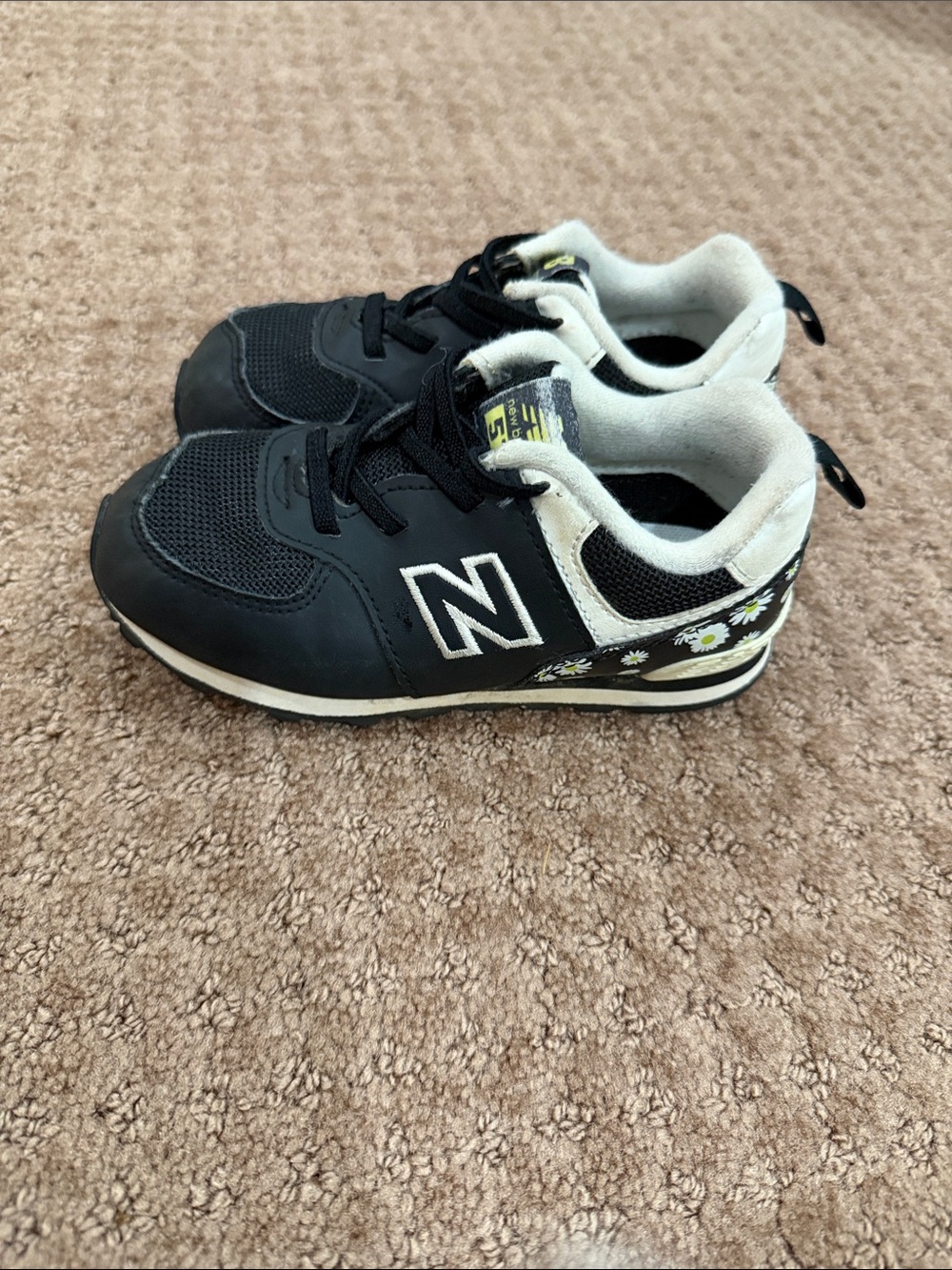 New Balance Kids' Black and White Daisy Accent Sneakers Size 10